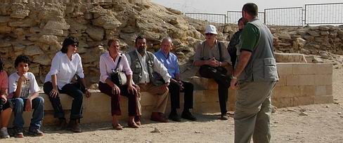 Cursos de Egiptologa en Saqqara, recinto funerario de Dyeser, con la Asociacin Andaluza de Egiptologa.