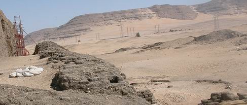 Trabajos de restauración del adobe en Shunet ez Zebib, Abidos. Copyright: Juan de la Torre y Teresa Soria.